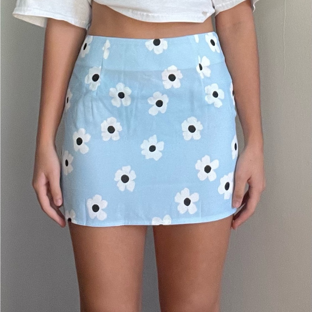 a princess polly mini skirt, in great quality, flower print
